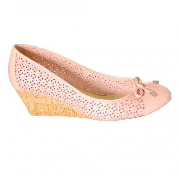 *NEW* ISAAC MIZRAHI | Baby Pink Perforated Leather Sarah Cork Wedge Pump Size 8M - Picture 2 of 7